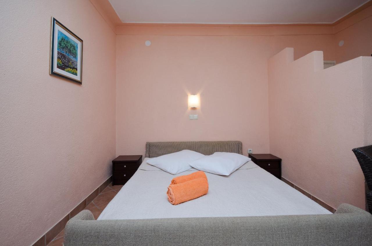 Apartments Helena Lopar Ngoại thất bức ảnh